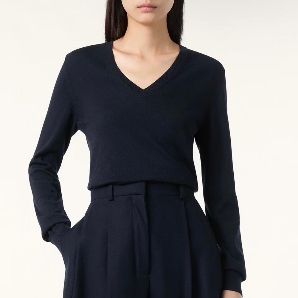 Loro Piana 100% Cashmere Piuma V‎ Neck Sweater in Navy Blue SZ 42 Quiet Luxury